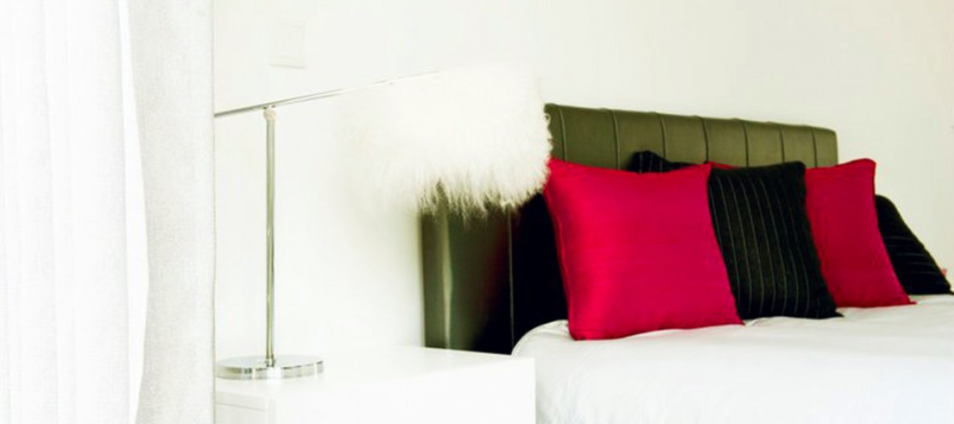 cama branca + almofada vermelha